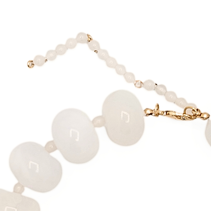 Close-up van witte ovale kralen 22x16mm van kralenketting Lies – Casa Jadel