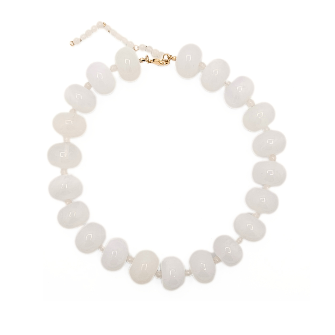 Witte kralenketting Lies met grote ovale kralen van 22x16mm op witte achtergrond – Casa Jadel