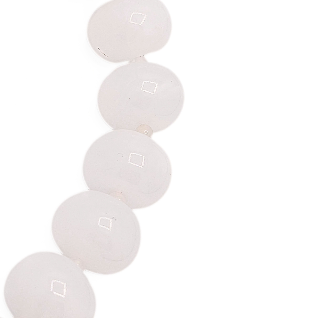 Detail van witte kralenketting Lies met goudkleurige sluiting en verlengstuk met kleine kralen – Casa Jadel