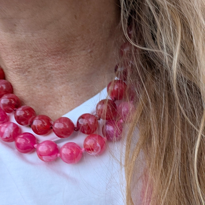Rode gemarmerde grote kralen ketting