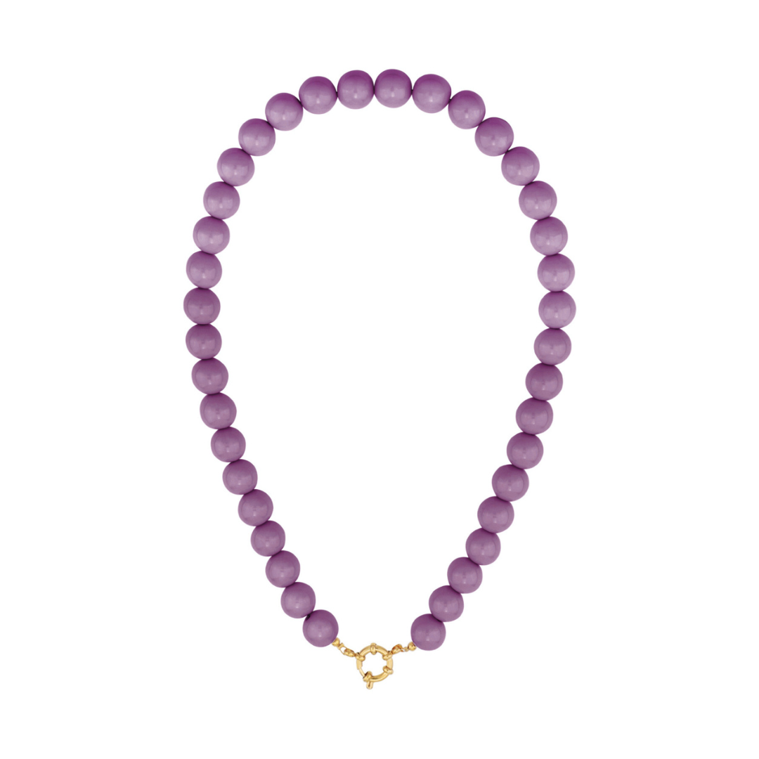 Paarse kralenketting met gouden boeislot op witte achtergrond.