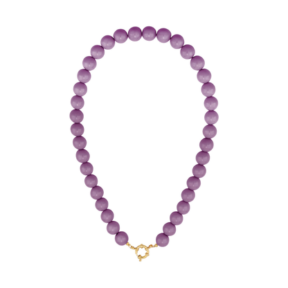 Paarse kralenketting met gouden boeislot op witte achtergrond.