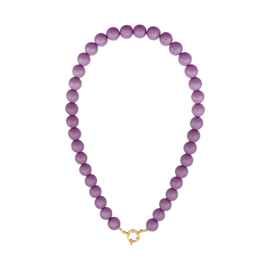 Paarse kralenketting met gouden boeislot op witte achtergrond.