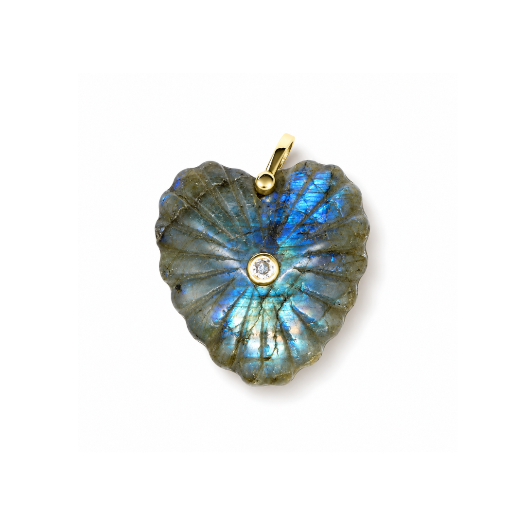 Labradoriet hartvormige bedel met grijsgroene tinten, blauwe en turquoise glans, stralend reliëf en een helder steentje met goudkleurige zetting.