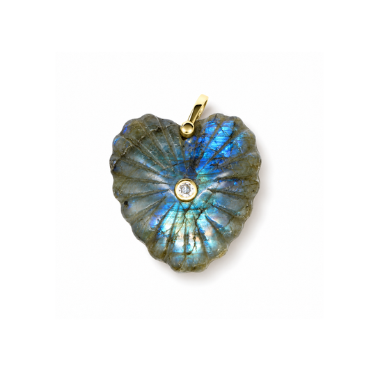 Labradoriet hartvormige bedel met grijsgroene tinten, blauwe en turquoise glans, stralend reliëf en een helder steentje met goudkleurige zetting.
