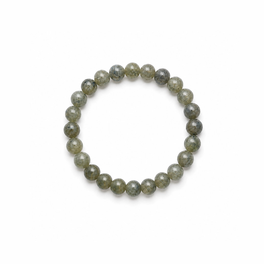 Labradoriet natuursteen kralenarmband met ronde grijsblauwe kralen op witte achtergrond