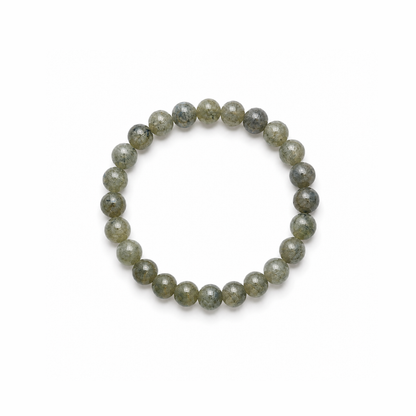 Labradoriet natuursteen kralenarmband met ronde grijsblauwe kralen op witte achtergrond