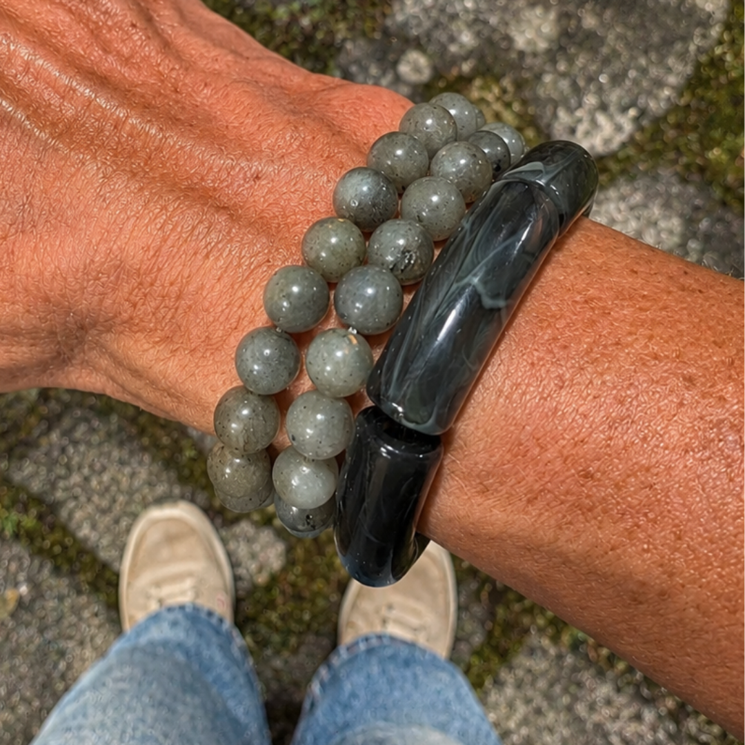 arm met labradoriet natuursteen kralenarmbanden en grijze tube armband