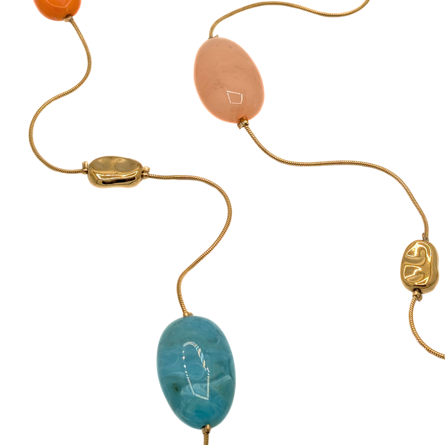Detail lange gouden ketting met blauwe roze en oranje stenen