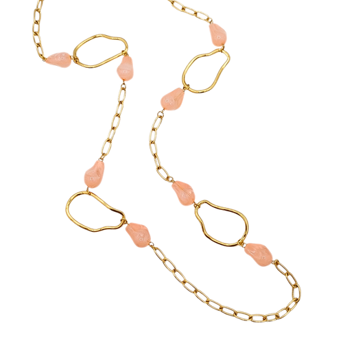 Lange gouden schakelketting met roze kralen