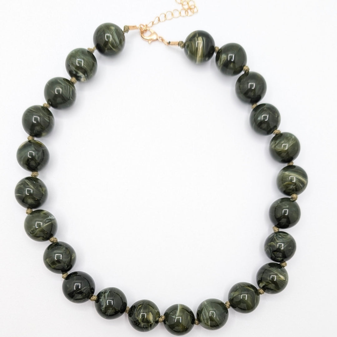 Legergroene gemarmerde grote kralenketting met marble effect kralen