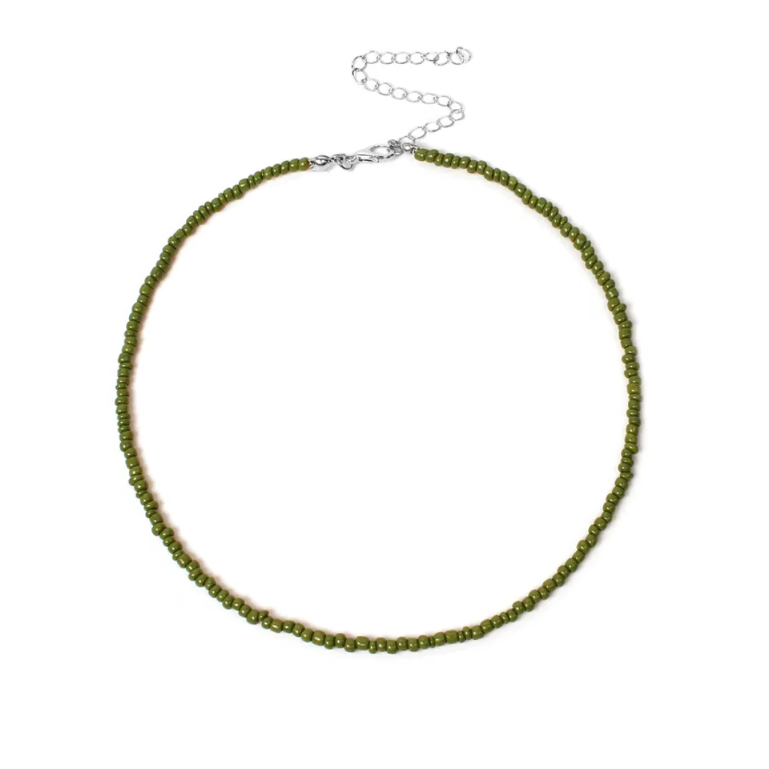 Legergroene kleine kralenketting Saar met fijne kralen van Casa Jadel.