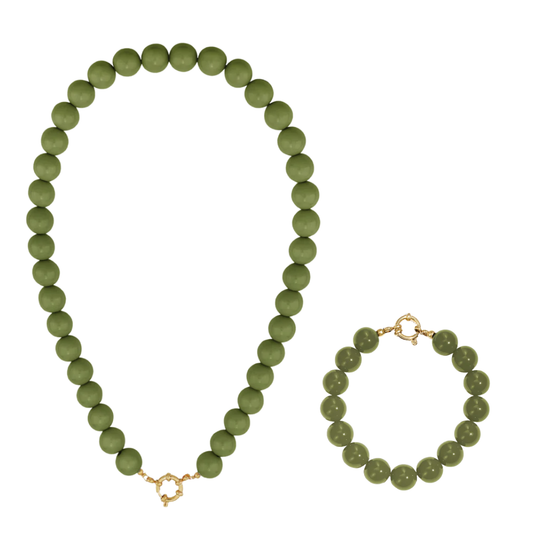Legergroene kralen ketting en armband set met goudkleurig boeislot in Ibiza style