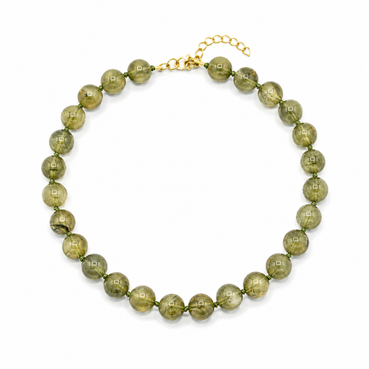 Groene kralenketting met licht transparant marble effect en goudkleurige sluiting