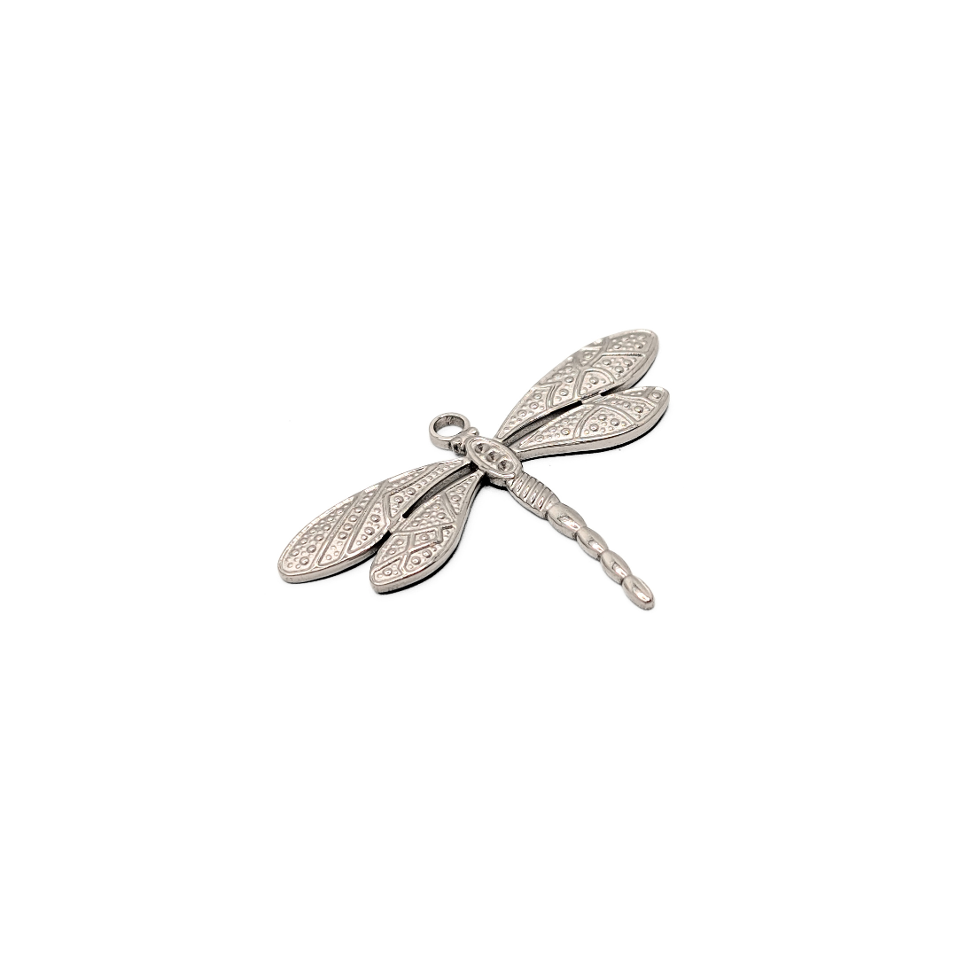 Detail zilveren dragonfly bedel met fijne vleugels en structuur