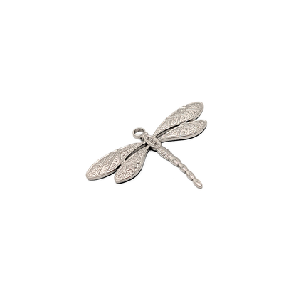 Detail zilveren dragonfly bedel met fijne vleugels en structuur