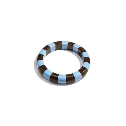 Lichtblauw-donkerbruine gestreepte glossy bangle armband van Casa Jadel.