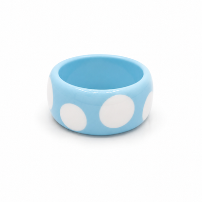 Lichtblauwe resin bangle armband met grote witte stippen van Casa Jadel.