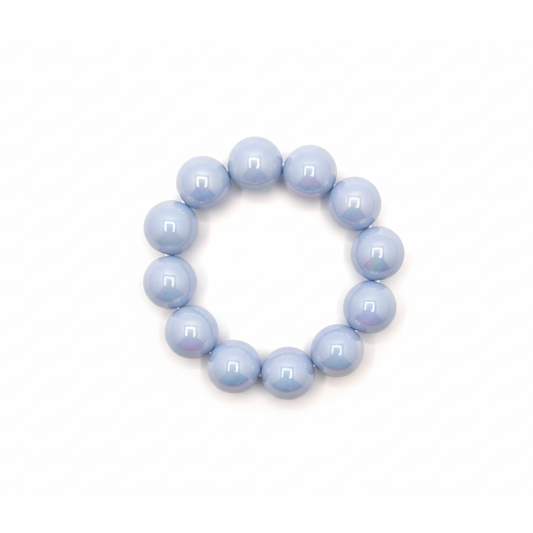 Lichtblauwe chunky kralenarmband met grote glanzende kralen op lichte achtergrond.