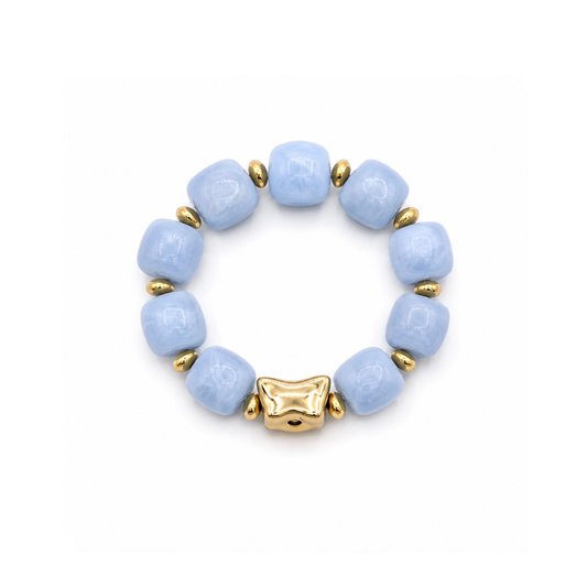 Lichtblauwe chunky keramieken kralenarmband met gouden kralen en een gouden statementkraal van Casa Jadel.