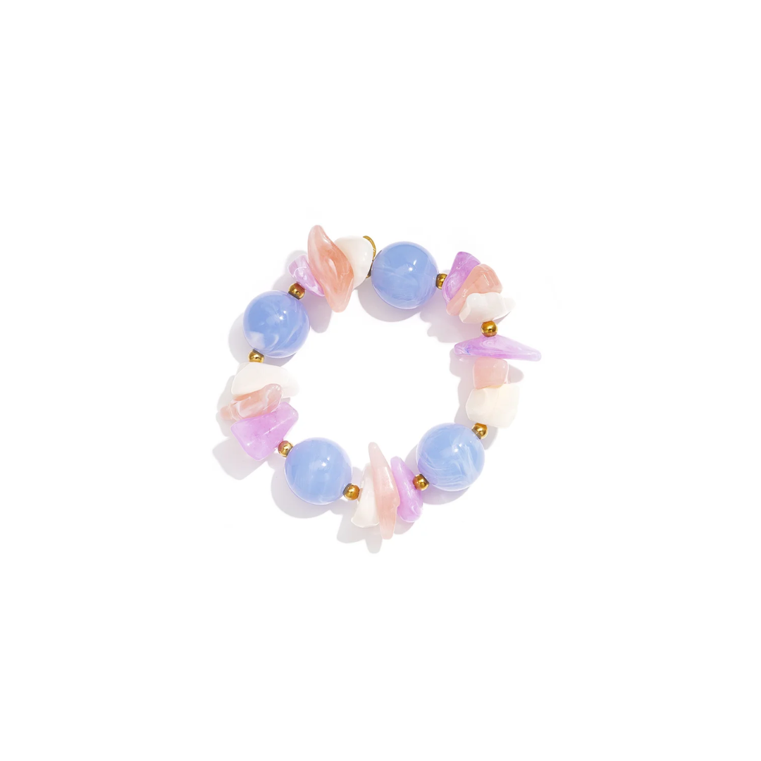 Lichtblauwe chunky kralenarmband met pastel marble kralen en goudkleurige details van Casa Jadel.
