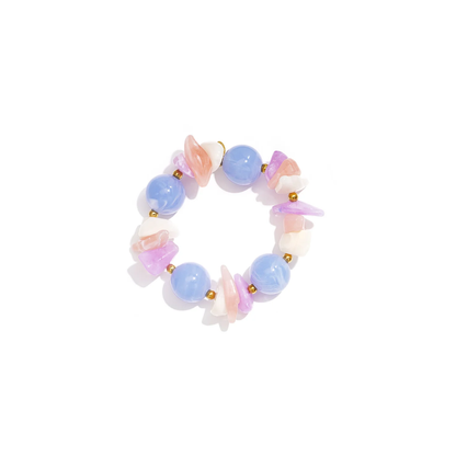 Lichtblauwe chunky kralenarmband met pastel marble kralen en goudkleurige details van Casa Jadel.