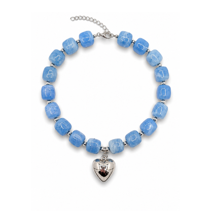 Lichtblauwe chunky kralenketting met vierkante kralen en zilveren hartbedel van Casa Jadel