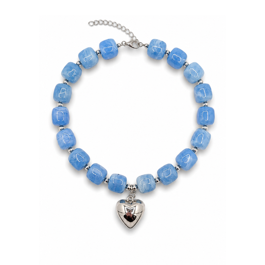 Lichtblauwe chunky kralenketting met vierkante kralen en zilveren hartbedel van Casa Jadel