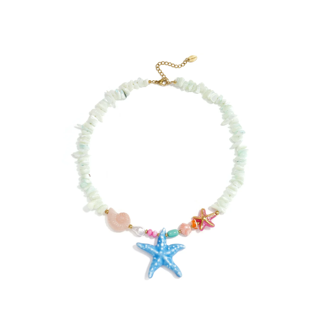 Lichtblauwe glazen chipsketting met een grote blauwe zeester, roze schelp en kleurrijke zeebedels van Casa Jadel.