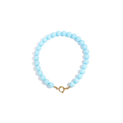 Lichtblauwe grote kralenketting met goudkleurig boeislot voor dames.