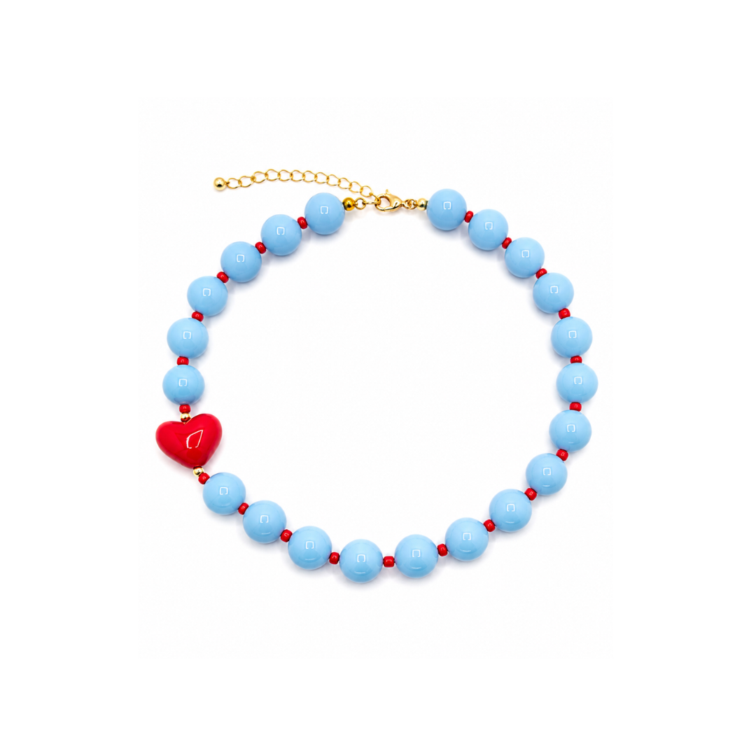 Lichtblauwe grote kralenketting met rood hart van Casa Jadel