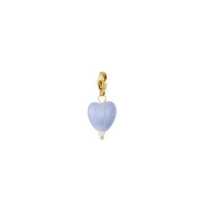 Lichtblauwe hartjes bedel met goudkleurige sluiting voor ketting of armband