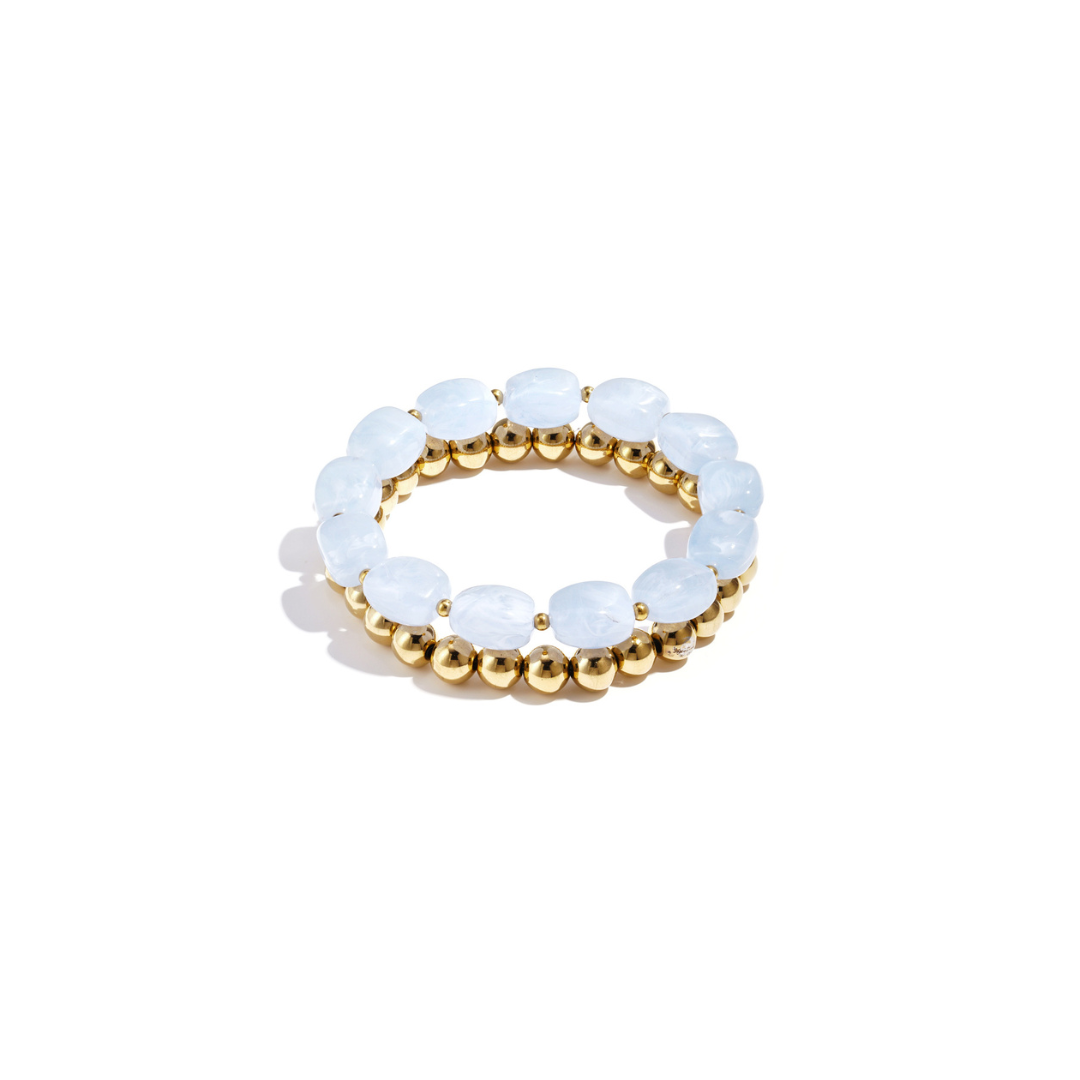 set van lichtblauwe kralenarmbanden met goudkleurige kralen voor dames.