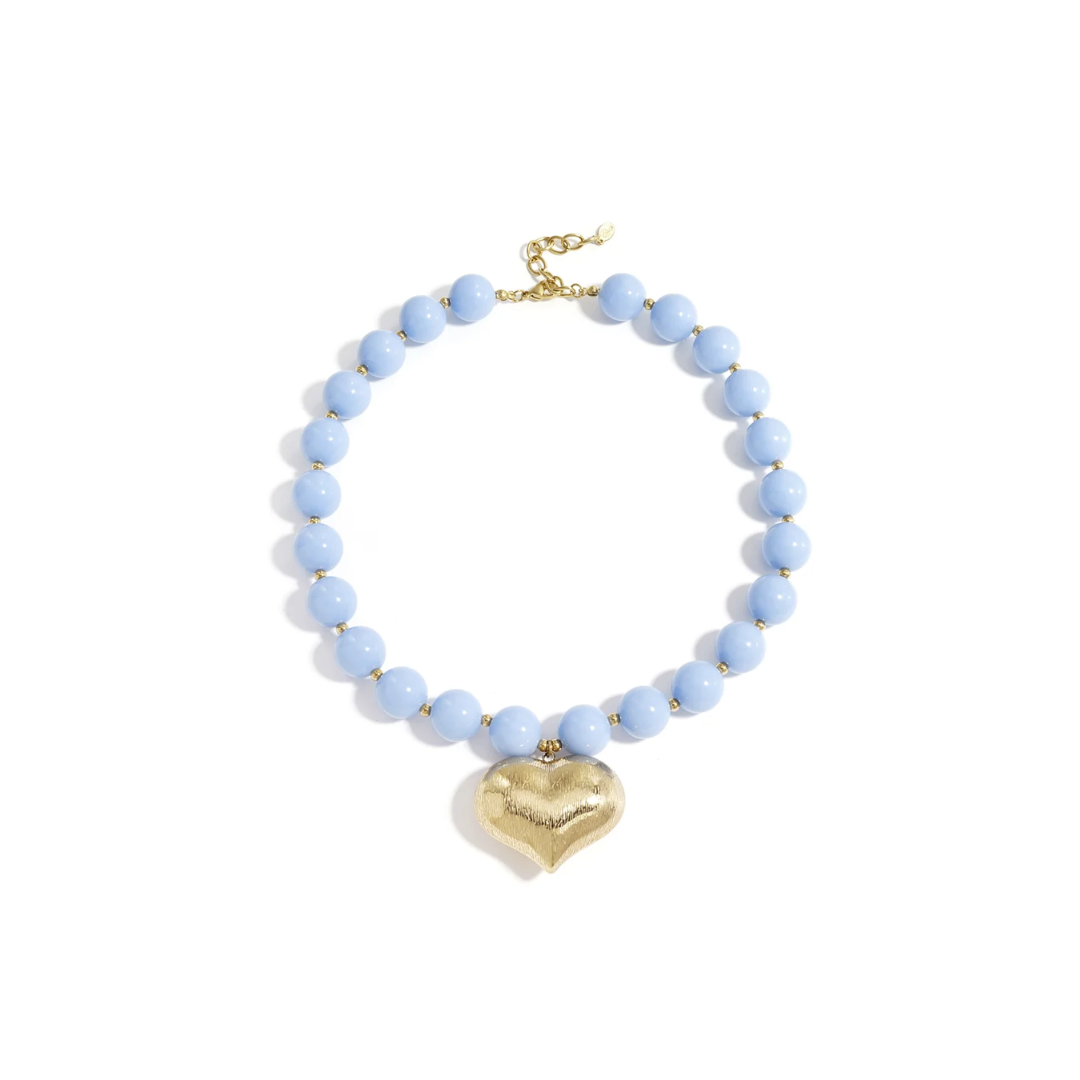 Lichtblauwe kralenketting met grote gouden chubby hartbedel en goudkleurige details