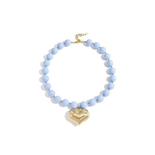 Lichtblauwe kralenketting met grote gouden chubby hartbedel en goudkleurige details