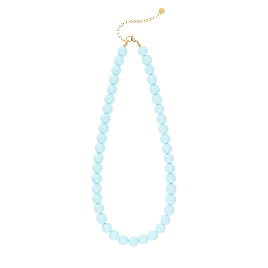 Lichtblauwe kralenketting met ronde glanzende kralen en goudkleurige sluiting op witte achtergrond