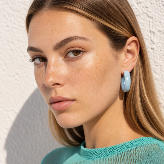 model met Lichtblauwe lichtgewicht oorringen met klapsluiting 