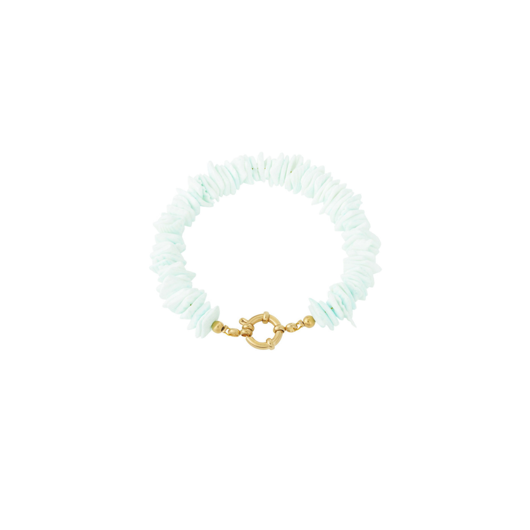 Lichtblauwe schelpen armband met goudkleurige boeislot sluiting in Ibiza stijl.
