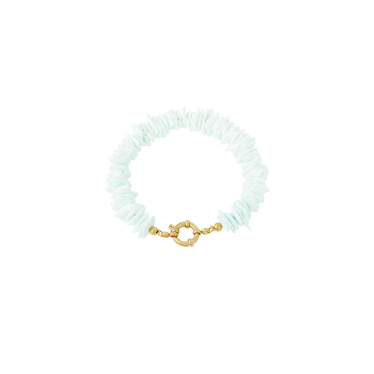 Lichtblauwe schelpen armband met goudkleurige boeislot sluiting in Ibiza stijl.