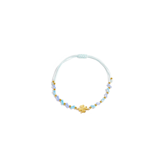 Lchtblauwe touw armbandje met gouden klavertje, glanzende kraaltjes en gouden details van Casa Jadel.