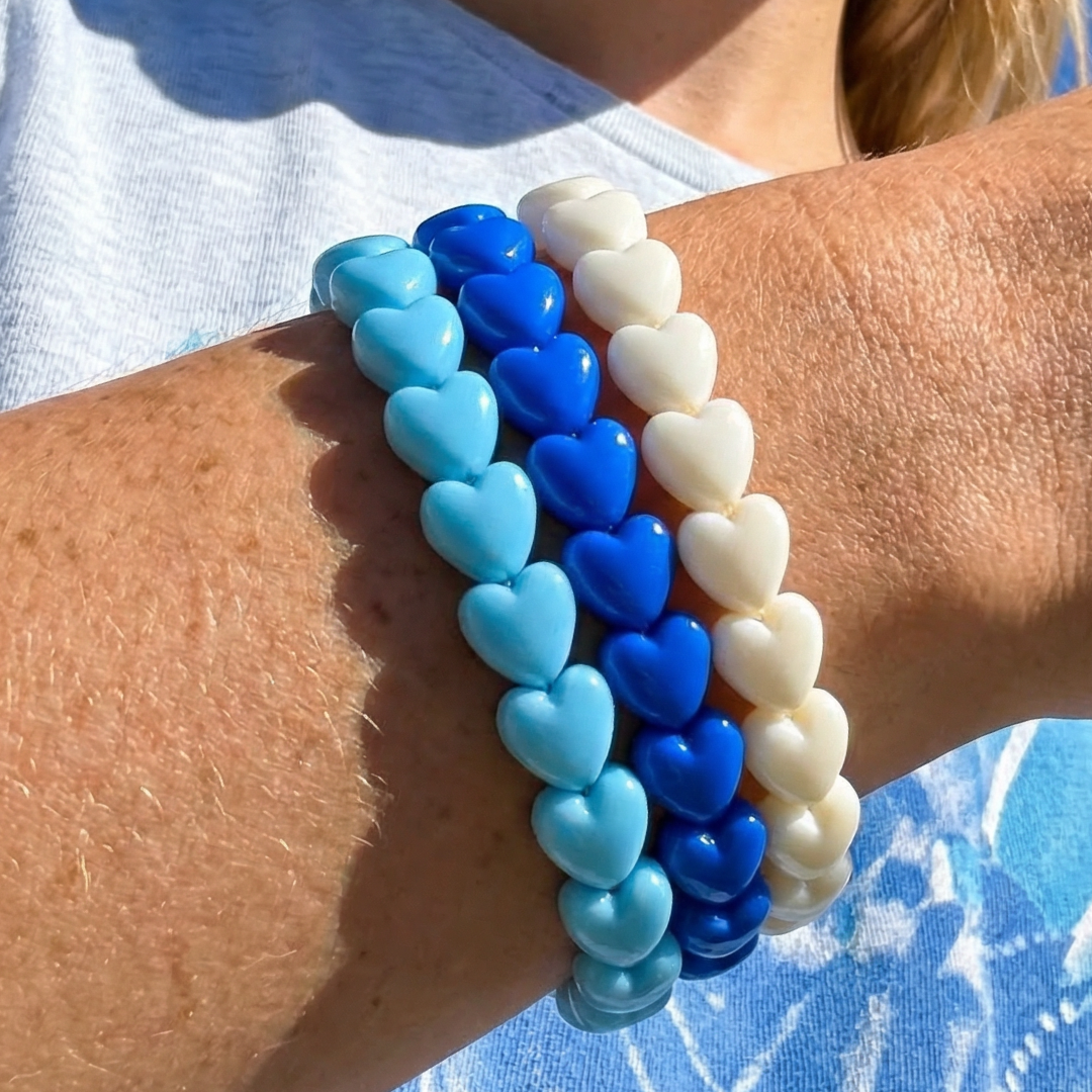 Setje van lichtblauw, donkerblauw, wit hartjes kralenarmband Ibiza Style gedragen als set. Casa Jadel.