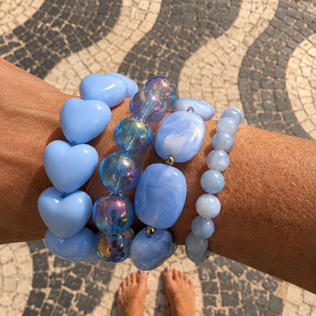 arm met lichtblauwe armbanden hartjes gemarmerd aquamarijn metalic