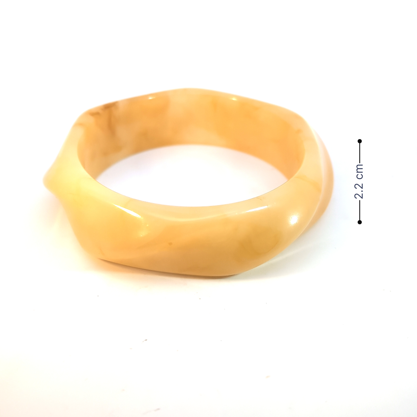 Amberkleurige marmer bangle armband met organische vorm op witte achtergrond afmeting