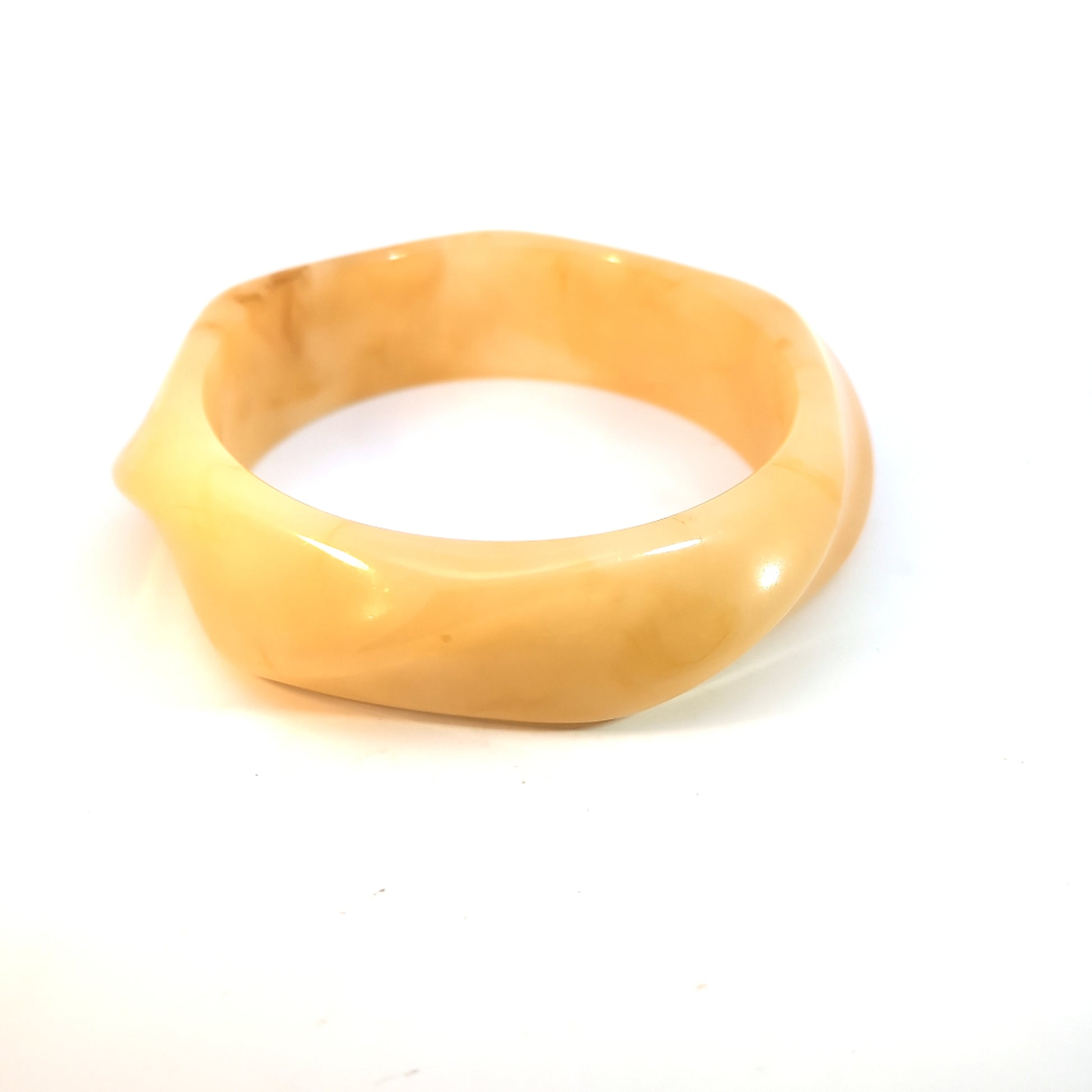 Lichtgele marmer bangle armband met organische vorm op witte achtergrond
