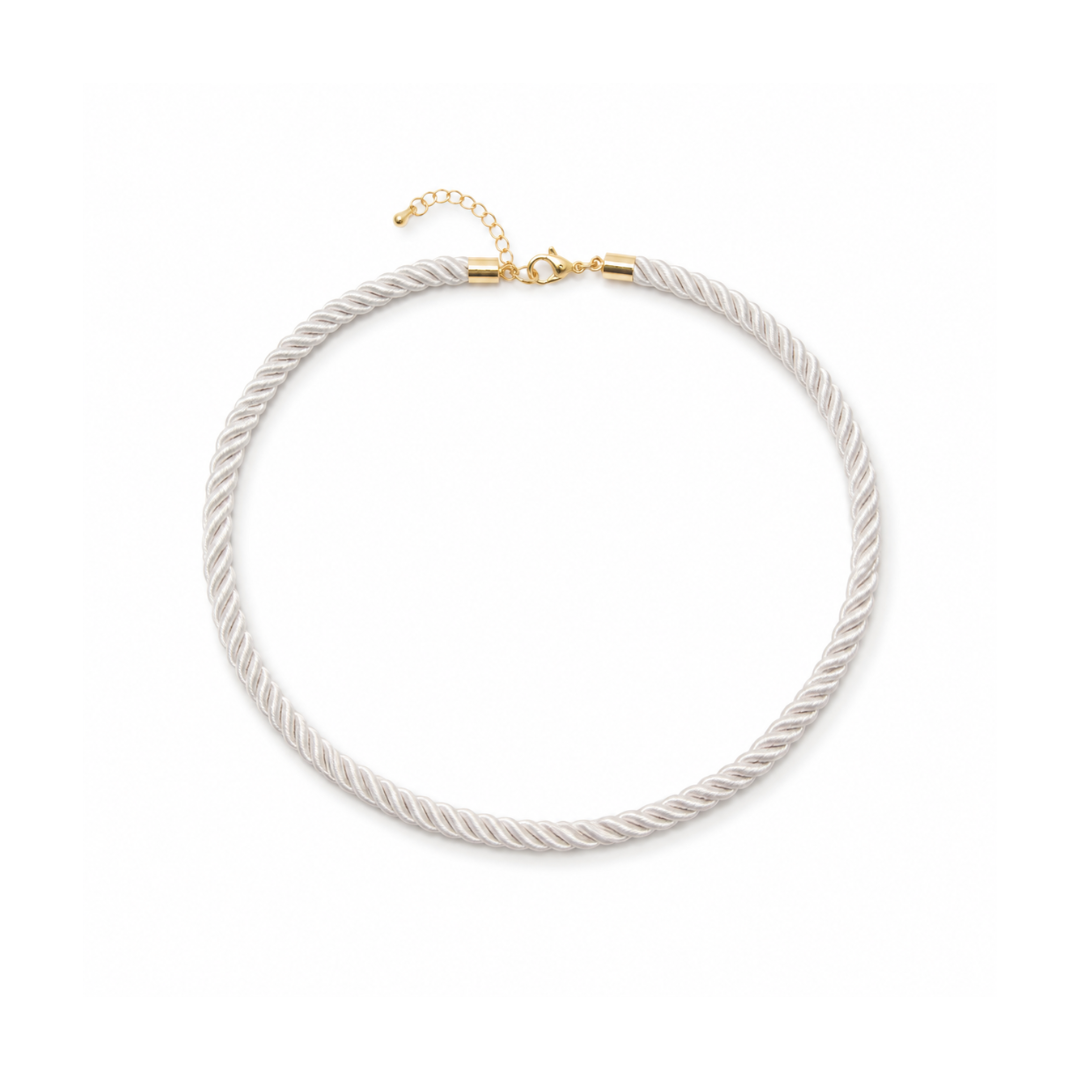 Lichtgrijze gedraaide rope ketting met goudkleurige sluiting.