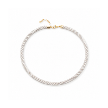 Lichtgrijze gedraaide rope ketting met goudkleurige sluiting.