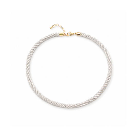 Lichtgrijze gedraaide rope ketting met goudkleurige sluiting.