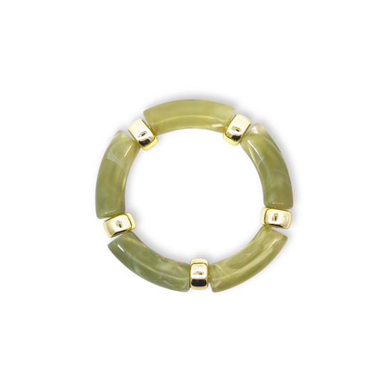Lichtgroene gemarmerde tube armband met goudkleurige details op witte achtergrond