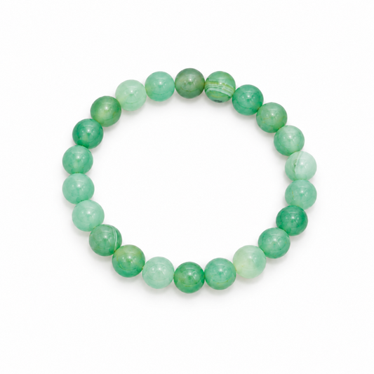 Lichtgroene jade natuursteen kralenarmband met ronde groene kralen op witte achtergrond.