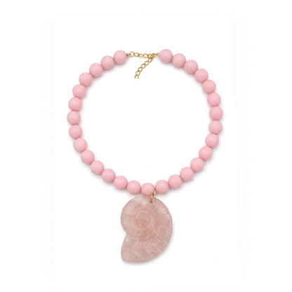 Lichtroze kralenketting Iris met 13,5 mm marble kralen en een oversized schelp bedel van 7 cm.